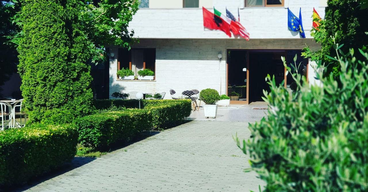 Hotel Ambasador Garden Lezhe Exterior photo